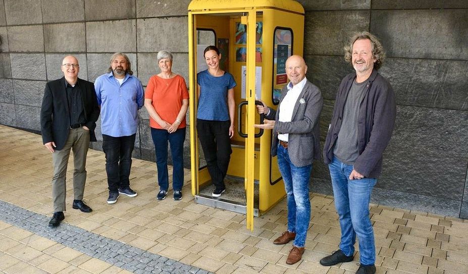 Volker Stahmann (Sparkasse) (v. li.), Ben Moske (BBG), Marianne Regenberg (Tandem), Jenny Prinz-Clausen (N&amp;E), Bürgermeister Michael Hannebacher und Andreas von Glahn (Tandem) laden dazu ein, einzelne Kunstwerke in alten Telefonzellen zu entdecken.