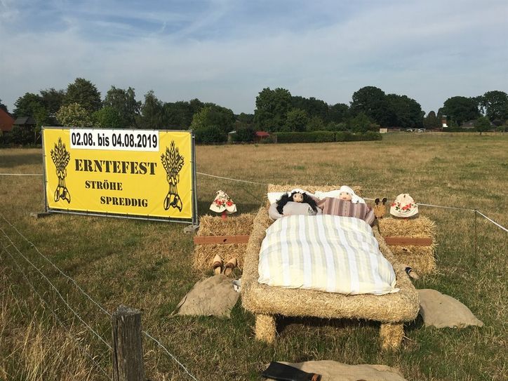 Die Heufiguren gönnen sich noch ein Schläfchen in der Sonne, um pünktlich zur 117. Erntefestsaison fit zu sein.  Foto: ahil