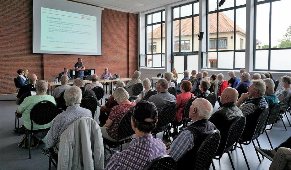 Großes Interesse an der neuen Grundsteuer: Die Feldhofhalle war zweimal komplett ausgebucht.