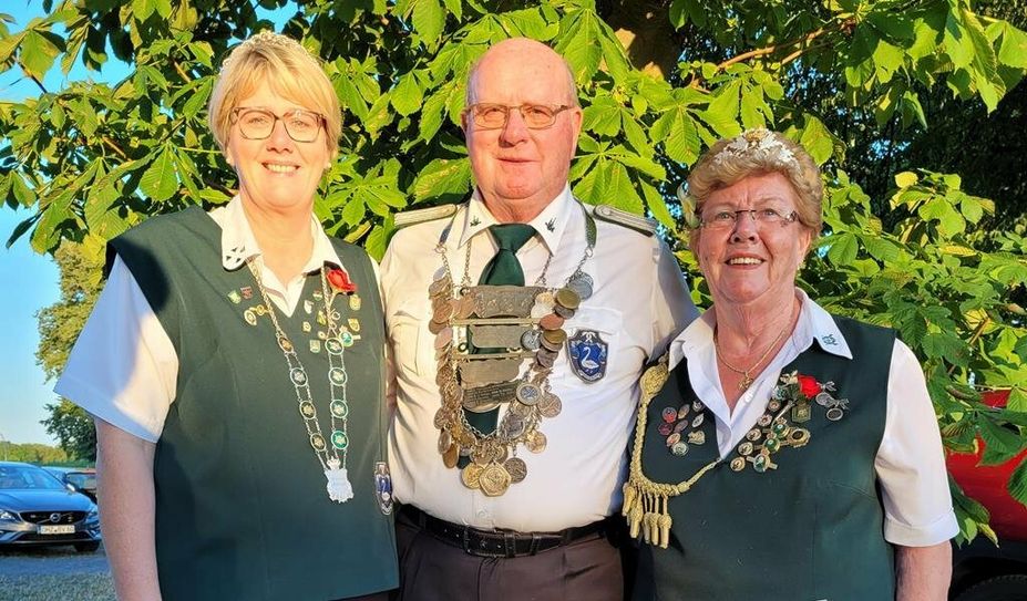 Schwanewede. Der neue König heißt Hans-Jürgen Heinze (mit Frau Janny rechts auf dem Foto), als Königin steht ihm Bianca Heinze zur Seite. Familie Heinze hat somit für ein Jahr das Zepter in der Hand und regiert den SV Schwanewede. Marie Schulz wurde zur neuen Jugendkönigin proklamiert (fehlt auf dem Foto).