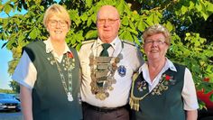 Schwanewede. Der neue König heißt Hans-Jürgen Heinze (mit Frau Janny rechts auf dem Foto), als Königin steht ihm Bianca Heinze zur Seite. Familie Heinze hat somit für ein Jahr das Zepter in der Hand und regiert den SV Schwanewede. Marie Schulz wurde zur neuen Jugendkönigin proklamiert (fehlt auf dem Foto).