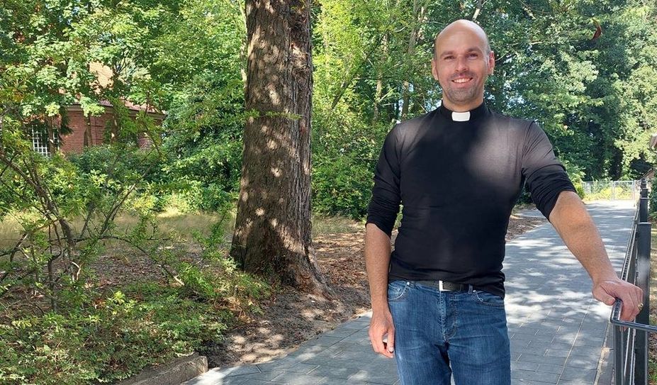 Pastor Florian von Issendorff freut sich sehr, dass der Weg zum Kirchplatz saniert wurde. Foto: eb