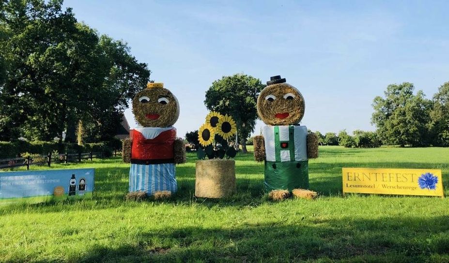 Frau und Herr Heuballen laden die Dorfgemeinschaft Lesumstotel/Werschenrege zum stroh-fröhlichen Erntefest ein. Foto: eb