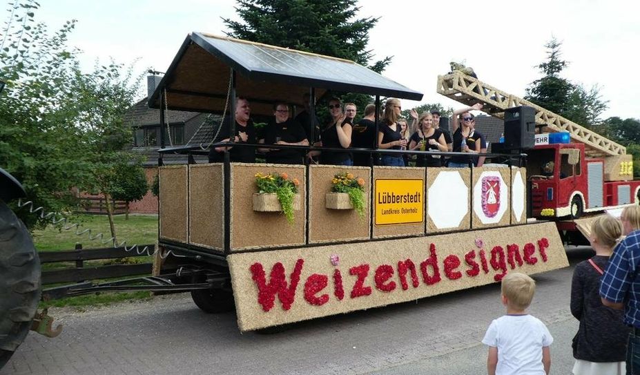 Die Weizendesigner aus Lübberstedt gehörten zu den Teilnehmer:innen beim Umzug zum 70. Jubiläum des Sandhausener Erntefestes. Foto: eb