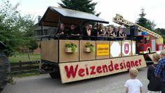 Die Weizendesigner aus Lübberstedt gehörten zu den Teilnehmer:innen beim Umzug zum 70. Jubiläum des Sandhausener Erntefestes. Foto: eb