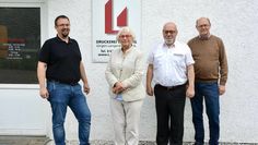 Felix Hummel freut sich mit Regine Robrahn (Vermieterin der Firmen-Immobilie), Jürgen Langenbruch und Herbert Gerken (Verwaltung der Immobilie) über die neuen Zukunftsaussichten in Lilienthal. Foto: eb