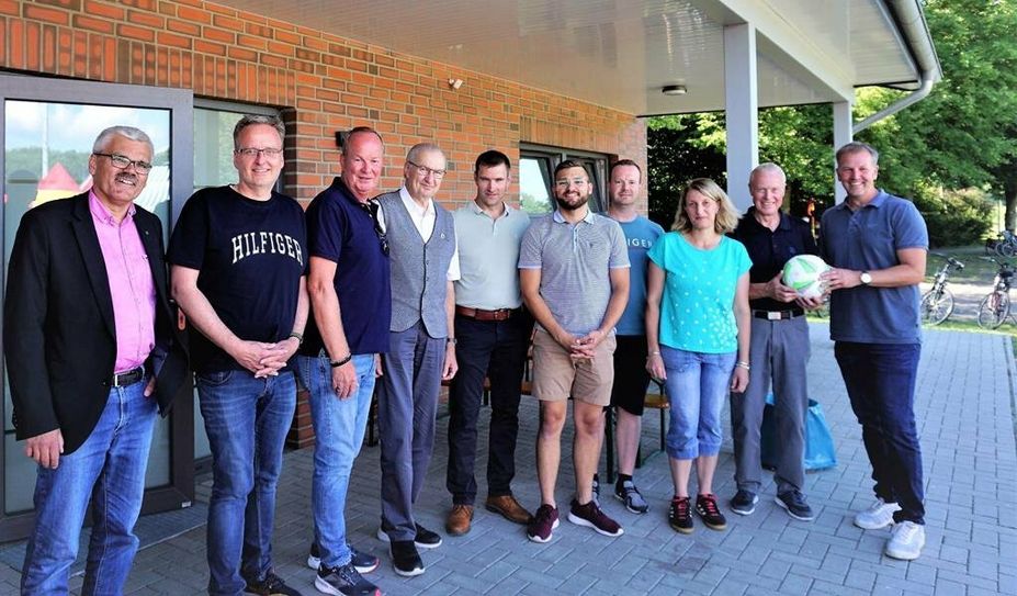 Beim TSV Wollingst läuft es rund. Gratulation von Bürgermeister Guido Dieckmann (re.) und Ortsvorsteher Bernd Beckmann (li.) an den Vorsitzenden Hans- Hermann Mehrtens (2. v. re.) und das Vorstandsteam.