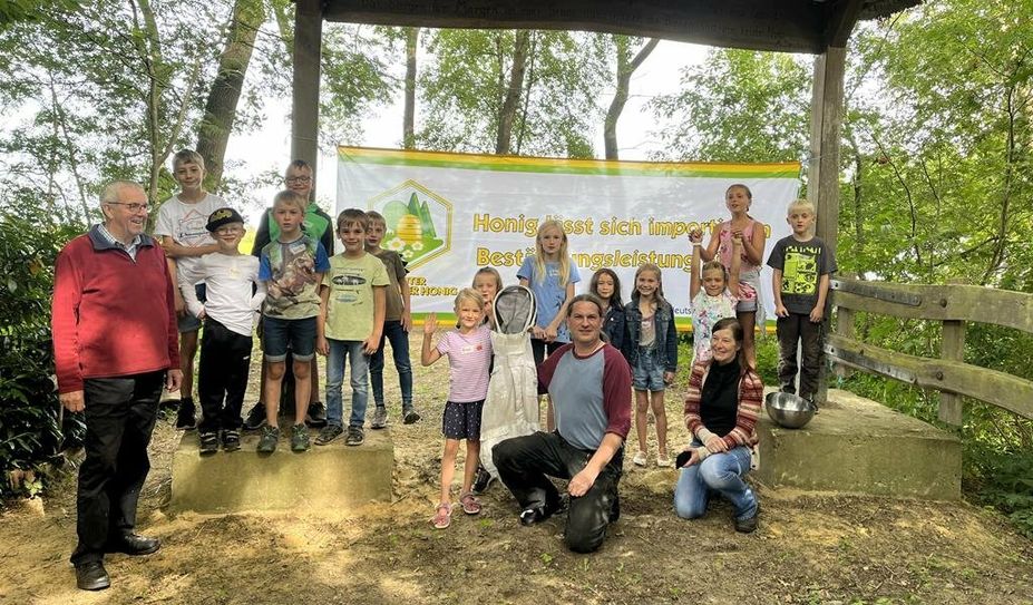 Die Kinder lernten viel Neues beim Lehrbienenstand in Dahldorf.