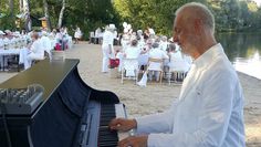 Ulli Torspecken sorgt am Piano für die musikalische Untermalung.