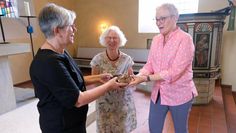 Superintendentin Jutta Rühlemann bedankte sich bei Elisabeth Hintz mit einem Engel, bei Uta Keller mit einer Klangschale (von links). Foto: Roland Hofer