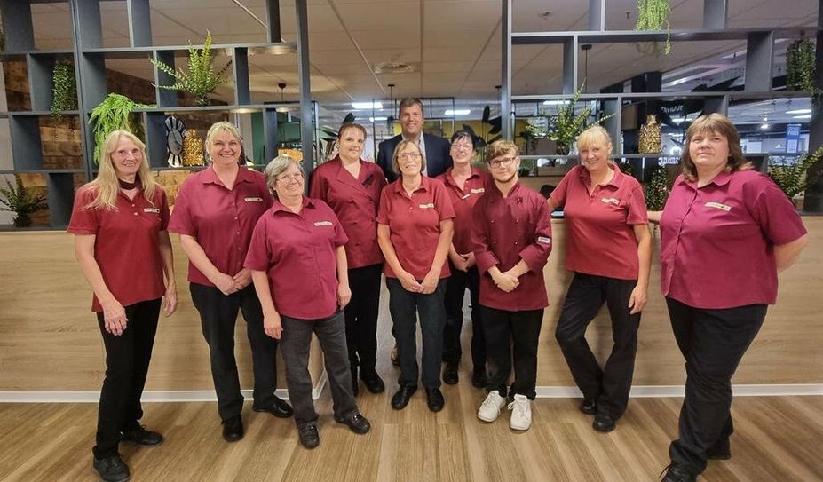 Meyerhoff-Geschäftsführer Jens Wendelken freut sich mit seinem symphatischen Küchenteam auf die Gäste im neugestalteten Restaurant des Möbelhauses. Foto: cne