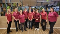 Meyerhoff-Geschäftsführer Jens Wendelken freut sich mit seinem symphatischen Küchenteam auf die Gäste im neugestalteten Restaurant des Möbelhauses. Foto: cne