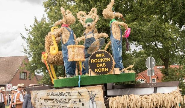 Liebevoll hergerichtete Erntewagen gibt es wieder am Sonntag, 11. September, beim Erntewagenumzug in Scharmbeckstotel zu bestaunen.  Foto: eb