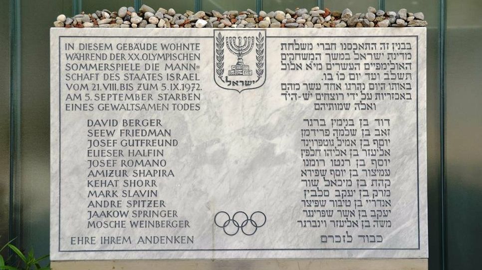Eine Gedenktafel im Olympischen Dorf erinnert an die Opfer des Anschlags von 1972.