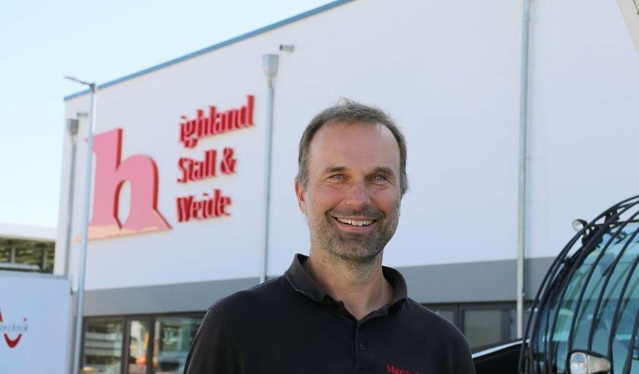 Er hat‘s mit Highlandrindern: Der Unternehmer Martin Holm vor seiner Firma Highland Stall &amp; Weide