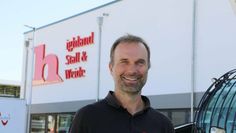 Er hat‘s mit Highlandrindern: Der Unternehmer Martin Holm vor seiner Firma Highland Stall &amp; Weide