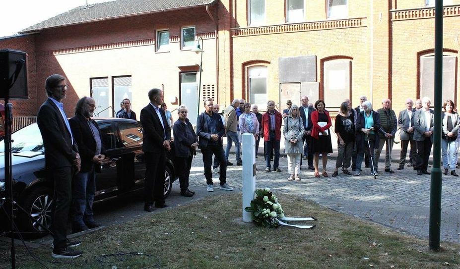 In der Gemeinde Beverstedt erinnern drei Stelen an den Todesmarsch von Farge nach Sandbostel. Am Stubbener Bahnhof wurde eine der drei Stelen errichtet.