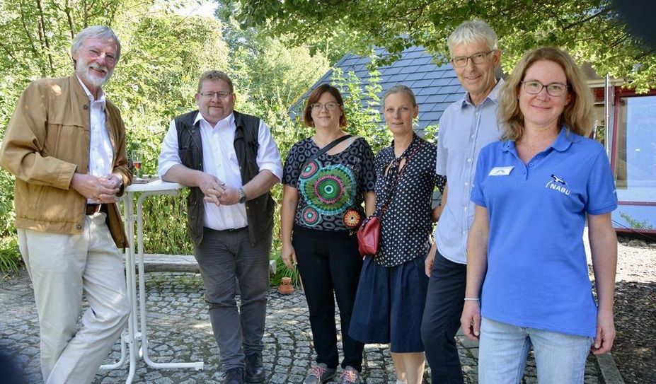 Feierten zusammen: Umweltpyramiden-Architekt Lothar Tabery (v. li.), der Landtagsabgeordnete Bernd Wölbern mit Gästen und Dr. Maren Meyer-Grünefeldt (rechts).