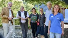 Feierten zusammen: Umweltpyramiden-Architekt Lothar Tabery (v. li.), der Landtagsabgeordnete Bernd Wölbern mit Gästen und Dr. Maren Meyer-Grünefeldt (rechts).