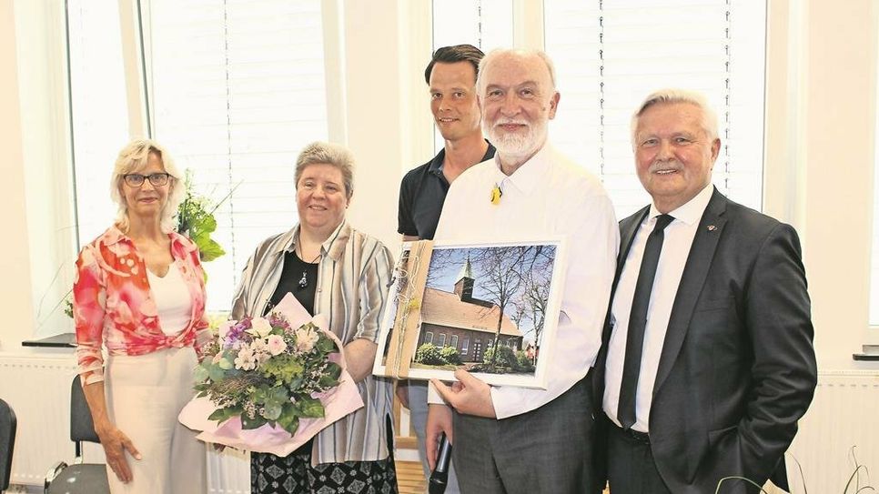 Gerd Heibutzki (2. v. re.) und Beate Heibutzki (2. v. li.) bekamen auch von den Ortsratsmitgliedern Anke Rauschenberger (v. li.), Sönke Kosicki und Erich Gajdzik ein Abschiedsgeschenk.