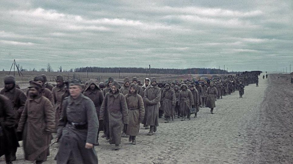 Mehr als 70.000 sowjetische Kriegsgefangene haben das Lager in Sandbostel durchlaufen, viele Tausende starben dort.