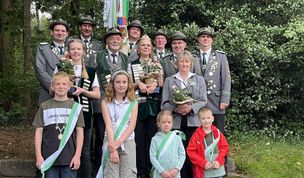 Das noch amtierende Königshaus wird ein letztes Mal gefeiert, bevor beim Schützenfest neue Majestäten ermittelt werden.