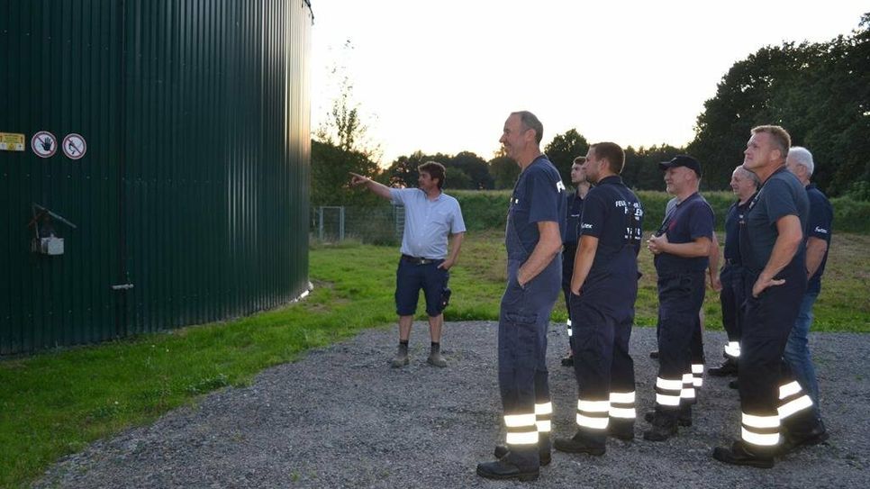 Herwart von der Decken erklärt den Brandschützern die wichtigsten Aspekte für einen Notfall bei der Biogasanlage.