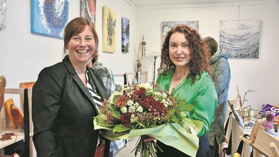 EIGENART-Impulsgeberin Anja Schlesselmann (li.) und Natalja Reimer freuen sich über eine erfolgreiche Vernissage.