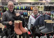 Volker Heins und Ute Heinrichs stehen bei Fragen in der Textilabteilung im Raiffeisenmarkt Gnarrenburg zur Verfügung.