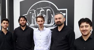 Friseurmeister Marcel Deppenweiler (weißes Hemd) und sein Herrenteam.