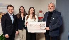 (v. l.) Die jungen Bankkaufleute Maarten Schumacher, Saskia Ritter und Lena Feindt sowie Hans Wilhelm Fricke, geschäftsführender Vorstand der Krebsfürsorge Bremervörde-Zeven e. V.