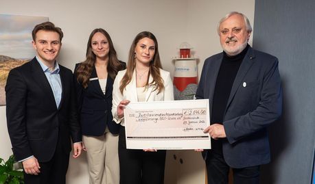 (v. l.) Die jungen Bankkaufleute Maarten Schumacher, Saskia Ritter und Lena Feindt sowie Hans Wilhelm Fricke, geschäftsführender Vorstand der Krebsfürsorge Bremervörde-Zeven e. V.