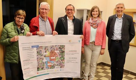 (v. l.) Maike Sewtz und Wolfgang Pilz (beide vom Ortskirchenvorstand), Frank Wiener (Bauamtsleiter), Lara Schilde (Superintendentin) sowie Bürgermeister Torsten Rohde mit dem Sanierungsplan.