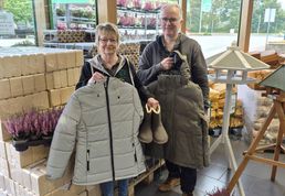 Ute Heinrichs und Volker Heins präsentieren die neuen Jacken und Winterschuhe.