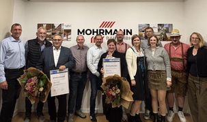 Die Jubilarinnen und Jubilare freuen sich über die Anerkennung der Geschäftsführung.