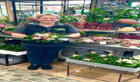 In der modernisierten Floristik-Abteilung im Raiffeisenmarkt finden die Besucher:innen ein vielfältiges Angebot an Dekorationen und Pflanzen