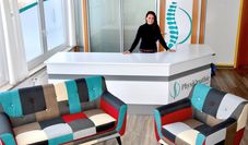 Im Eingangsbereich ihrer Praxis heißt Katharina Bock ab März alle Patienten mit einem Lächeln willkommen.