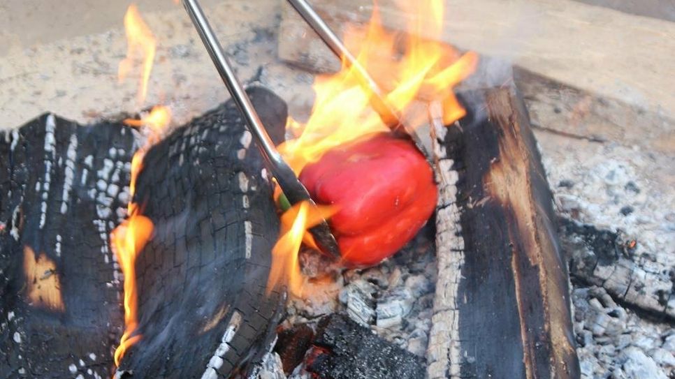 Auch Gemüse, wie hier die Paprika, kann problemlos im offenen Feuer gegart werden.