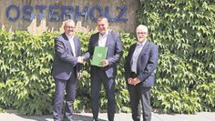 Landrat Bernd Lütjen mit Nehlsen-Prokurist Lutz Siewek und Werner Schauer, Leiter der Kreisabfallwirtschaft.