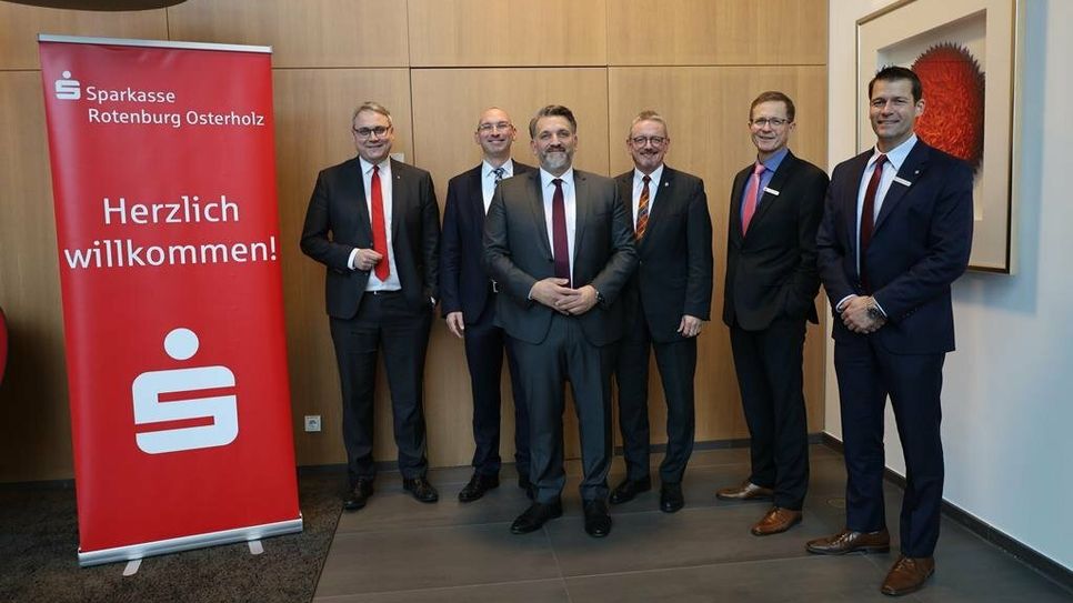 Beim Sparkassen-Termin (v. li.): Marco Prietz (Landrat Rotenburg), Prof. Dr. Tim Jesgarzewski (Vorsitzender des Verwaltungsrats), Marko Putaro, Bernd Lütjen (Landrat Osterholz), Stefan Kalt (Vorstandsvorsitzender) und Thorben Prenntzell (Stv. Vorstandsvorsitzender).