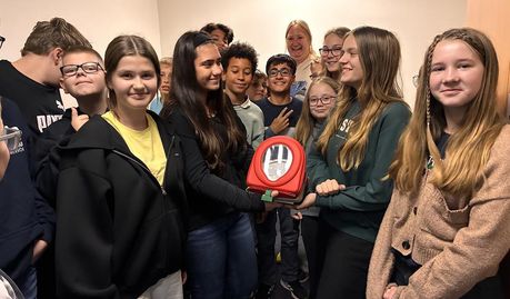 An der Findorff-Realschule Bremervörde lernten die Schüler:innen unter Anleitung von Erste-Hilfe-Ausbilderin Andrea Grabau unter anderem den Umgang mit einem Defibrillator kennen.