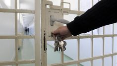 Personalmangel macht auch vor deutschen Gefängnissen nicht Halt - auf Seiten der Vollzugsbeamten.