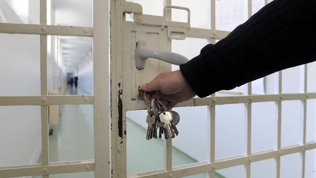 Personalmangel macht auch vor deutschen Gefängnissen nicht Halt - auf Seiten der Vollzugsbeamten.