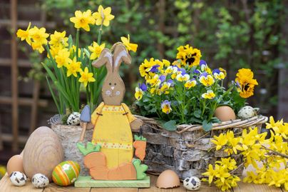 Farbenfrohe Holzfiguren und Blumengestecke sorgen direkt für ein frühlingshaftes Gefühl im eigenen Zuhause.