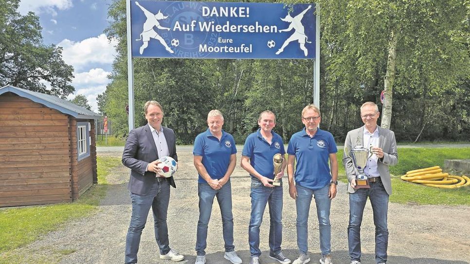 Eingerahmt von den langjährigen Sponsoren (l. außen Jens Themsen, r. außen Dirk Schmolke) können Rolf Tietjen, Ralf Brase und Uwe Böttjer, wieder voller Vorfreude auf die Sportwoche blicken.