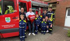 Die Kinderfeuerwehr Oese freut sich sichtlich über den ersten Preis.