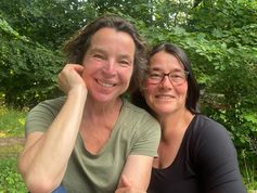 Britta Keese (links) und Ute Eickenberg wollen die Menschen mit klassischen Liedern verzaubern.
