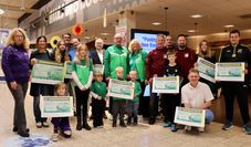 Marktleiter Mischa Ludwig (vorne im weißen Hemd) freut sich mit den Gewinnern.