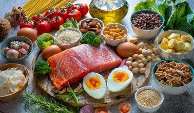 Low-Carb-Diäten und das Intervallfasten helfen vielen Betroffenen, den Blutzuckerspiegel stabil zu halten.