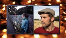 Die zwei Musiker werden von dem Schein brennender Kerzen umrahmt